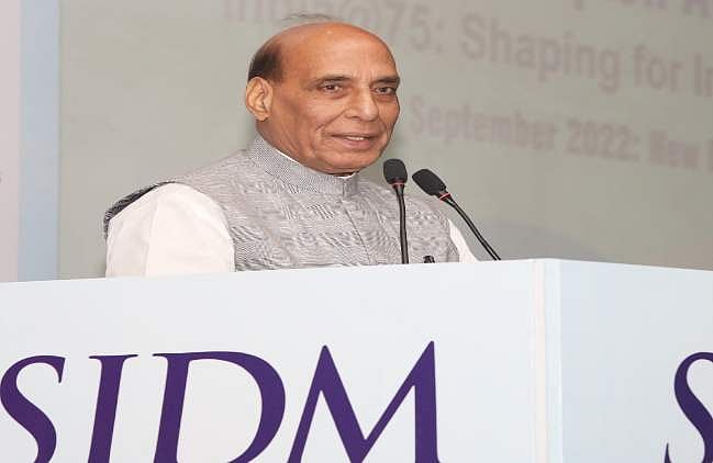 தமிழகம், உ.பி. ராணுவத் தளவாட வழித்தடங்களில் முதலீடு செய்யுங்கள்: தொழில் துறையினருக்கு ராஜ்நாத் சிங் அழைப்பு