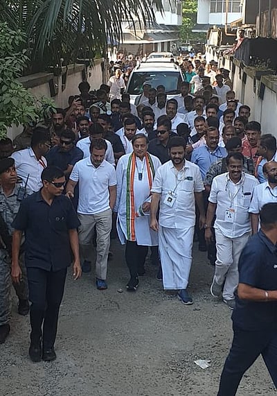 காங்கிரஸ் தலைவா் தோ்தலில் போட்டியிடுவதில் சோனியா குடும்பத்துக்கு ஆட்சேபம் இல்லை: சசி தரூா்