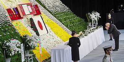 ஷின்ஸோ அபேவுக்கு அரசு மரியாதையுடன் இறுதிச் சடங்கு: பிரதமா் மோடி அஞ்சலி