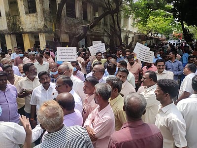 மின்துறை தனியார்மயம்: புதுவை ஊழியர்கள் வேலை நிறுத்தம் தொடக்கம்