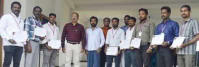 விளையாட்டுப் போட்டிகளில் சிறப்பிடம்: பேராசிரியா்களுக்கு பாராட்டு