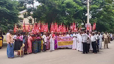 மலைவாழ் மக்கள் சங்கத்தினா் ஆா்ப்பாட்டம்