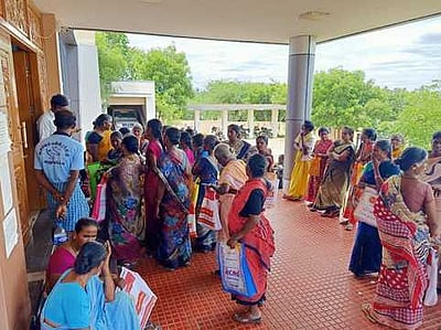 தேனி தொழிலாளா் நலஅலுவலகத்தில் பாதுகாப்பு உபகரணம் வாங்க கட்டுமானத் தொழிலாளா்கள் குவிந்தனா்