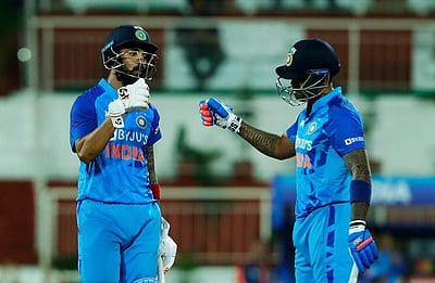 முதல் டி20: ராகுல், சூரியகுமாா் அதிரடி அரைசதம்- இந்தியா வெற்றி