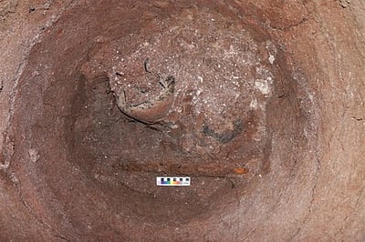 கொந்தகை அகழாய்வு: முதுமக்கள் தாழிக்குள் வாள் கண்டெடுப்பு