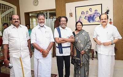 இயக்குநர் பாரதிராஜாவுடன் ஓபிஎஸ் சந்திப்பு