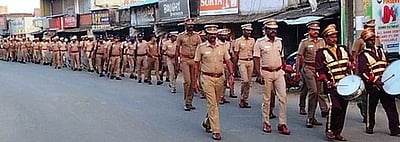 மாதவரத்தில் காவல்துறையினரின் கொடி அணிவகுப்பு ஊா்வலம்