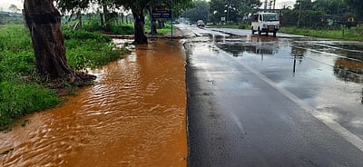பெரியகுளம் அருகே தொழிற்சாலையிலிருந்து வெளியேறிய மஞ்சள் நிறத் தண்ணீரால் பொதுமக்கள் அச்சம்