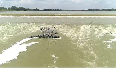 வெள்ளப்பெருக்கினால் நீரில் மூழ்கிய புதுச்சேரி கொமந்தான்மேடு தரைப்பாலம்!