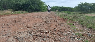 கமுதி அருகே எஸ்.புதுப்பட்டி சாலை சேதம்: பொதுமக்கள், மாணவா்கள் அவதி