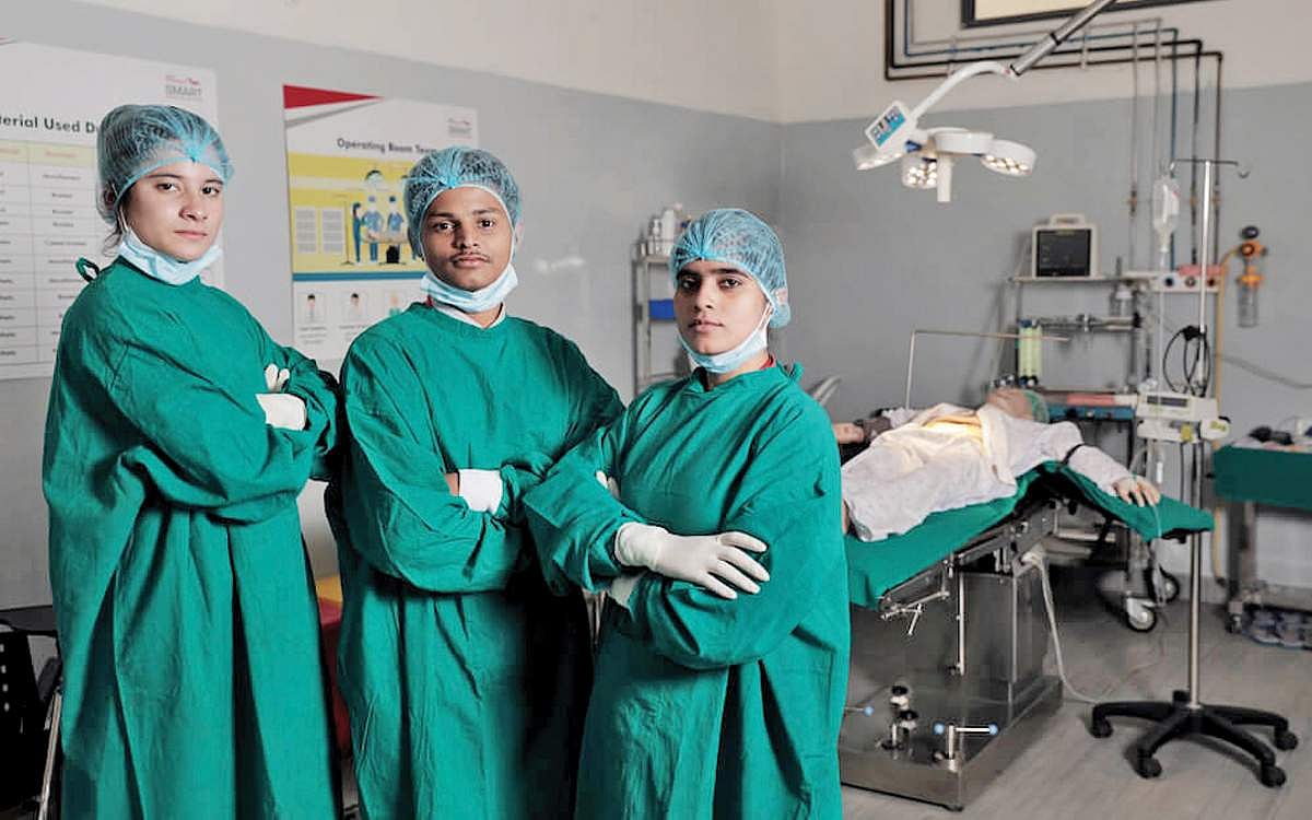 அங்கிள் ஆன்டெனா: மருத்துவமனைகளில் மருத்துவரின் உடையும் நோயாளிகளுக்குத் தரப்படும் அங்கியும் பச்சை வண்ணத்திலும் இருப்பதற்குக் என்ன காரணம்?