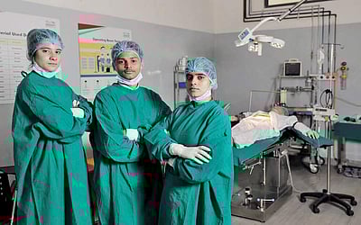 அங்கிள் ஆன்டெனா: மருத்துவமனைகளில் மருத்துவரின் உடையும் நோயாளிகளுக்குத் தரப்படும் அங்கியும் பச்சை வண்ணத்திலும் இருப்பதற்குக் என்ன காரணம்?