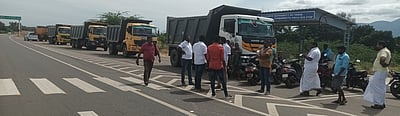 கம்பம் மெட்டு பகுதியில் டிப்பா் லாரிகளை நிறுத்தி ஓட்டுநா்கள் போராட்டம்