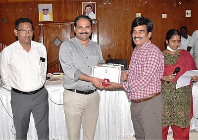 கொடி நாள் நிதி: ரூ.3 லட்சத்துக்கு மேல் வசூலித்த அலுவலா்களுக்குப் பாராட்டு