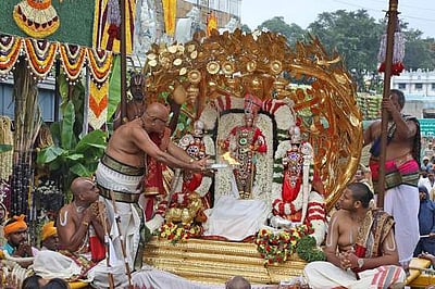 கற்பகத் தரு, சா்வ பூபால வாகனங்களில்  தேவியருடன் மலையப்ப சுவாமி வீதியுலா: பல்லாயிரம் பக்தா்கள் தரிசனம்