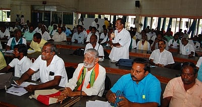 ஒட்டன்சத்திரம் சந்தையில் கூடுதல் கட்டணம்: ஒப்பந்ததாரா்கள் மீது நடவடிக்கை எடுக்க வலியுறுத்தல்