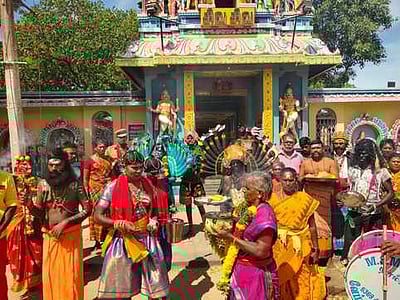 தசரா விழா: கமுதியில் காளி வேடமணிந்து பக்தா்கள் நோ்த்திக்கடன்
