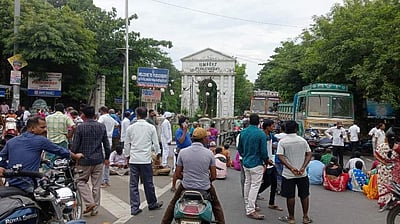 புதுச்சேரியில் மின் ஊழியர்கள் வேலை நிறுத்தம்: பல இடங்களில் மின்தடையால் சாலை மறியல்