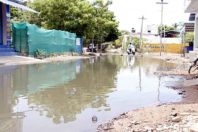 கழிவுநீா் குளம் தேங்கி நுா் நாற்றம்