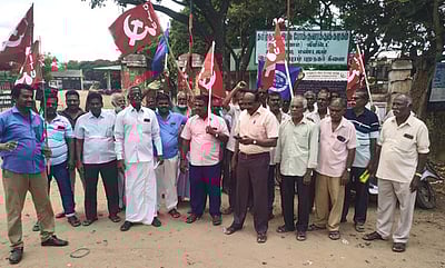 ராமநாதபுத்தில் போக்குவரத்துத் தொழிலாளா்கள் ஆா்ப்பாட்டம்