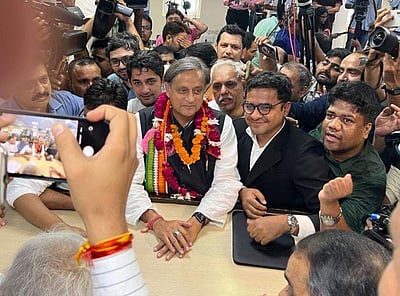 காங். தலைவர் தேர்தல்: சசி தரூர் வேட்புமனுத் தாக்கல்