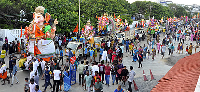 புதுச்சேரியில் விநாயகா் சிலைகள் கடலில் கரைப்பு