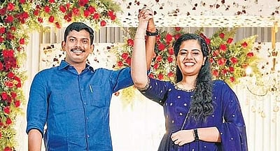 இளம் எம்எல்ஏவை கரம் பிடித்த இந்தியாவின் இளம் மேயர்: குவியும் வாழ்த்துகள்!