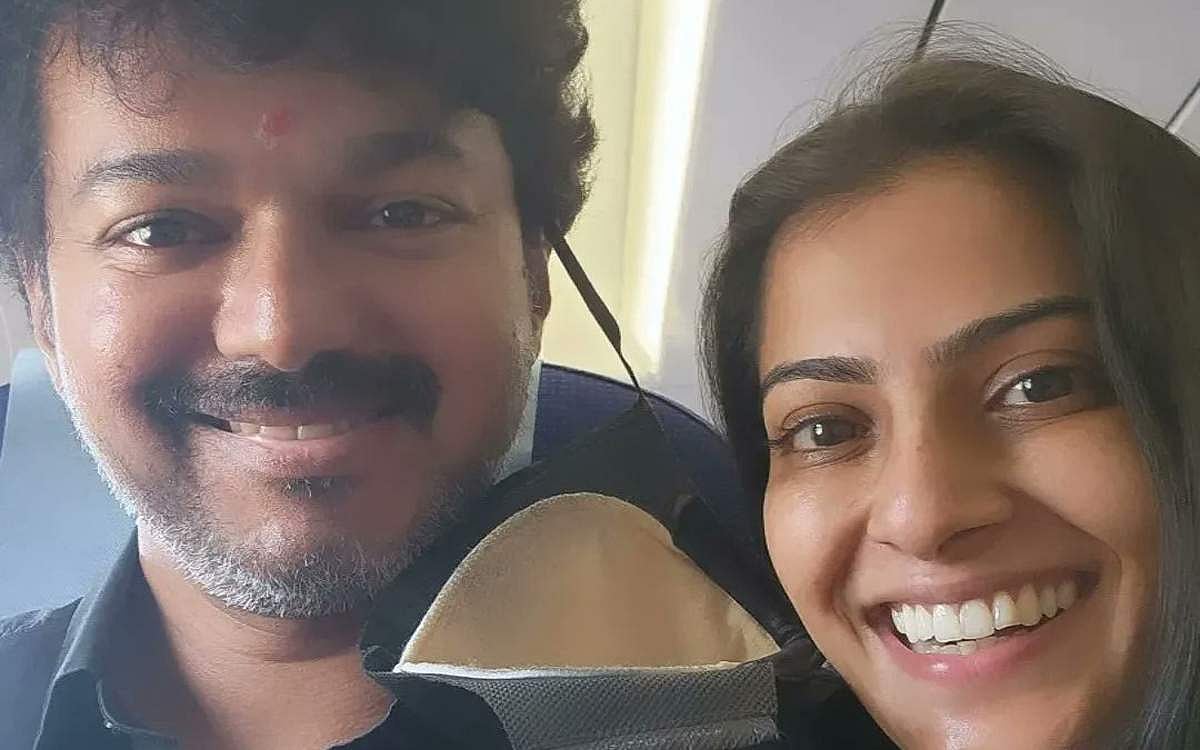 நடிகர் விஜய்யுடன் விமானத்தில் பயணித்த வரலட்சுமி - புகைப்படங்கள்
