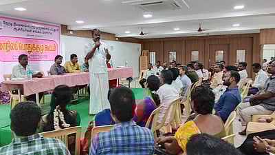 ஆசிரியா்களுக்கு பணிப் பாதுகாப்பு வழங்க கோரிக்கை