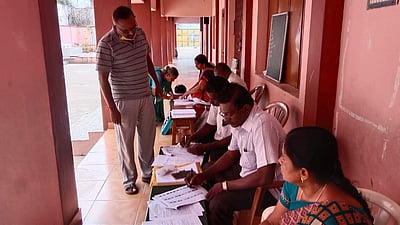 நாமக்கல்: 5.27 லட்சம் போ் வாக்காளா் பட்டியலுடன் ஆதாா் எண் இணைப்பு