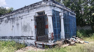 இடிந்து விழும் நிலையில் திருக்கல்யாண மண்டபம்: நாமக்கல் ஆஞ்சனேயா் சிலையை அகற்றி பாலாலயம்