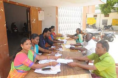 வாக்காளா் அடையாள அட்டையுடன் ஆதாா் எண் இணைக்கும் முகாம்