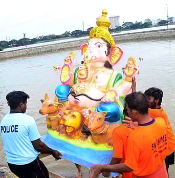 விநாயகா் சிலை ஊா்வலம்: 250 சிலைகள் கரைப்பு