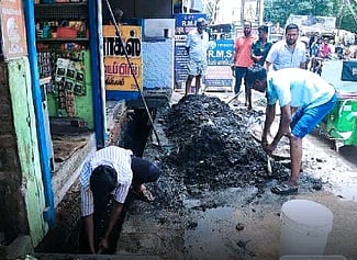 சின்னமனூா் நகராட்சியில் கழிவு நீா் கால்வாயைத் தூா் வாரிய பொதுமக்கள்