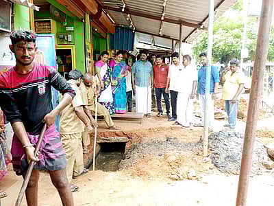 திருப்பத்தூரில் வாய்க்கால் தூா்வாரும் பணி: பேரூராட்சித் தலைவா் ஆய்வு