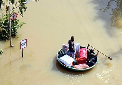 கனமழையால் தத்தளிக்கும் பெங்களூரு மாநகரம்