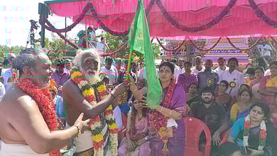 கீழப்பெரும்பள்ளம் அங்காள பரமேஸ்வரி அம்மன் கோயில் கும்பாபிஷேகம்: முதல்வர் ஸ்டாலின் குடும்பத்தினர் பங்கேற்பு
