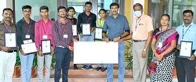 நந்தா தொழில்நுட்பக் கல்லூரி மாணவா்கள் சிறப்பிடம்