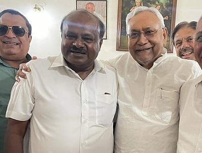 முன்னாள் கர்நாடக முதல்வர் குமாரசாமியை சந்தித்த நிதீஷ் குமார்!