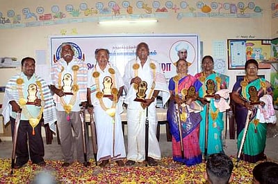 கள்ளா் பள்ளி ஆசிரியா்களுக்கு பாராட்டு விழா