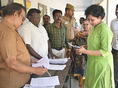 வாக்காளா் பட்டியலுடன் ஆதாா் இணைக்கும் முகாம் ஆய்வு