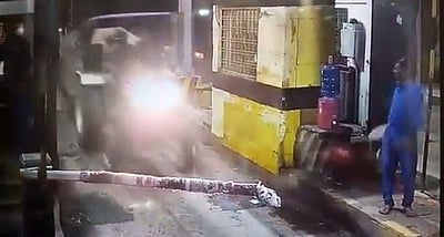 சுங்கச் சாவடியை இடித்துச் சென்ற டிராக்டர்கள்: வைரலாகும் விடியோ