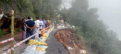 மண் சரிவால் போக்குவரத்து நிறுத்தம்: கொடைக்கானலுக்கு கேரள சுற்றுலா பயணிகள் வருகை பாதிப்பு