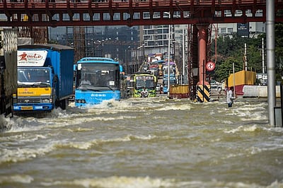 எப்படி இருக்கிறது பெங்களூரு? கைகொடுக்கும் படகும் டிராக்டரும் - புகைப்படங்கள்