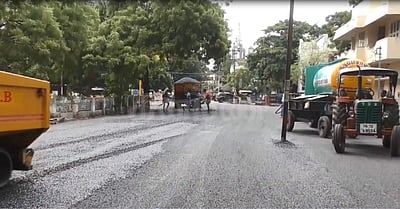 சாலைக்கு நடுவே மின்கம்பம்: வேலூரைப் போல நெல்லையில் ஒரு சம்பவம்