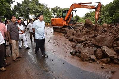 சேலம்-ஏற்காடு பிரதான சாலையில் திடீர் மண் சரிவு: போக்குவரத்து துண்டிப்பு