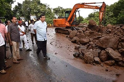 சேலம்-ஏற்காடு பிரதான சாலையில் திடீர் மண் சரிவு: போக்குவரத்து துண்டிப்பு