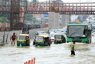 பெங்களூரில் கொட்டித் தீர்த்த 'கனமழை' - புகைப்படங்கள்