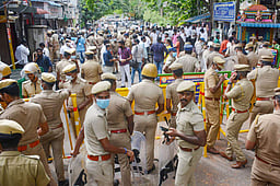 சிவகிரி கோயில் கொடை விழாவில் பிரச்னை: கல் வீச்சில் ஆயுதப்படை போலீஸாா் உள்பட சிலா் காயம்