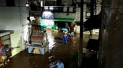 சேலத்தில் வீடுகளுக்குள் புகுந்த வெள்ளநீர்: கயிறு கட்டி மக்களை மீட்டனர்!